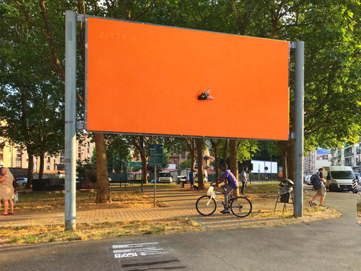 Mosca di Marina Arienzale: ecco il secondo manifesto “Camouflage” di Opera Viva Barriera di Milano