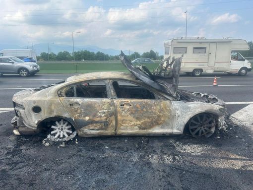 Veicolo in fiamme in tangenziale nord all'altezza di Collegno: nessun ferito