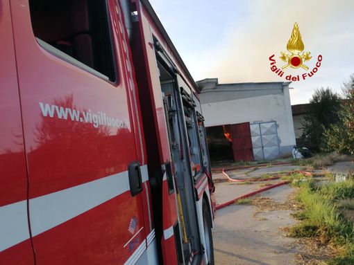 In fiamme una cascina a Riva di Pinerolo: l'intervento dei Vigili del Fuoco In fiamme una cascina a Riva di Pinerolo: l'intervento dei Vigili del Fuoco