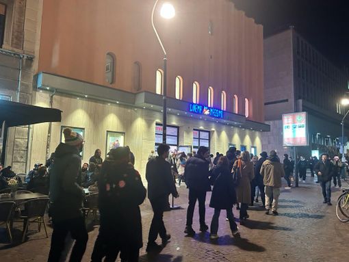 code all'esterno del cinema