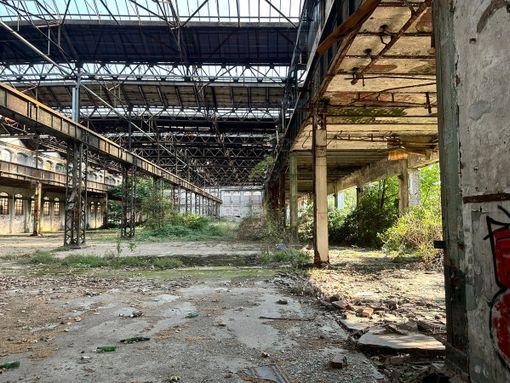 Ex Ogm, in attesa della riqualificazione il presente è sconfortante: degrado, sbandati e tossicodipendenti