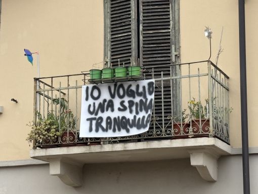Lenzuola di protesta appese ai balconi