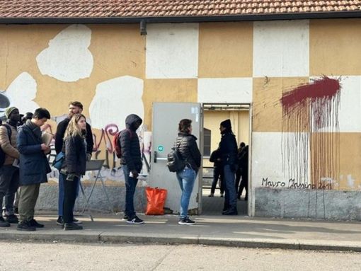 Stranieri in coda all’ufficio immigrazione, il Silp Cgil scrive al Questore: "Inaccettabile che stiano sotto il sole cocente per ore" Stranieri in coda all’ufficio immigrazione, il Silp Cgil scrive al Questore: "Inaccettabile che stiano sotto il sole cocente per ore"