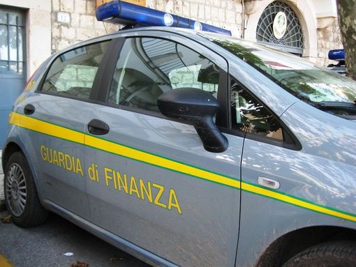 Riciclaggio da truffe informatiche, due arresti a Torino: sequestrati 1,5 milioni