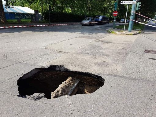 Torino, i soldi delle Circoscrizioni per tappare le buche e sistemare i marciapiedi sono finiti a giugno Torino, i soldi delle Circoscrizioni per tappare le buche e sistemare i marciapiedi sono finiti a giugno