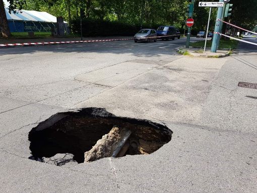 Torino, si apre una voragine su corso Appio Claudio Torino, si apre una voragine su corso Appio Claudio