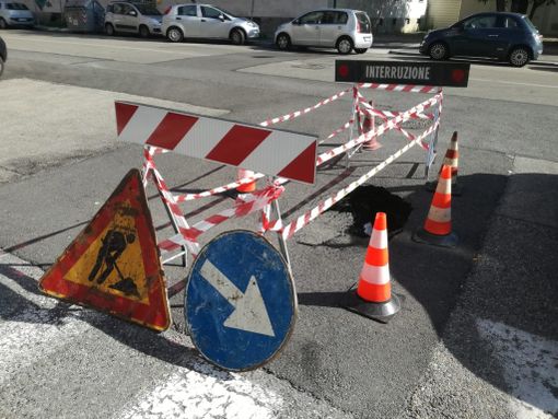 Continua la telenovela della buca vicino al Fila: ormai sembra un'installazione artistica Continua la telenovela della buca vicino al Fila: ormai sembra un'installazione artistica