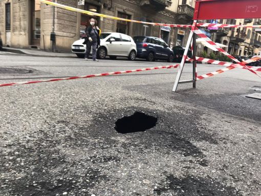 In via Monginevro si apre la strada, i residenti: &quot;Segnaliamo, ma nessuno interviene&quot;