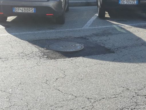Emergenza buche: nella zona di borgo Lingotto la vera insidia sono i tombini (FOTO)