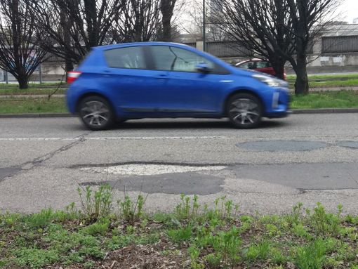 Slalom tra buche e crepe per le strade di Mirafiori (FOTO E VIDEO) Slalom tra buche e crepe per le strade di Mirafiori (FOTO E VIDEO)