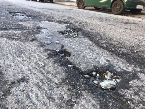 buche nel terreno asfaltato di Torino