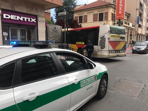 Nichelino, autocarro in divieto paralizza la circolazione su via Torino Nichelino, autocarro in divieto paralizza la circolazione su via Torino