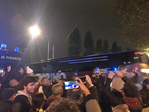 Derby della Mole, i bus delle squadre sono arrivati allo stadio: fischi e cori contro i bianconeri [VIDEO]