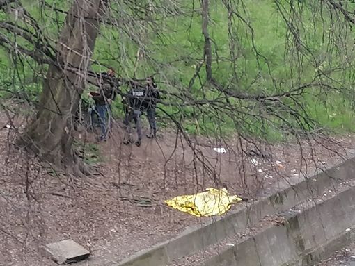 Il cadavere e alcuni agenti della Polizia accanto