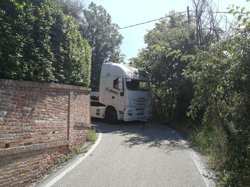 Strada del Cresto, grosso camion resta bloccato in una curva: solo dopo diverse ore autogru risolve il problema Strada del Cresto, grosso camion resta bloccato in una curva: solo dopo diverse ore autogru risolve il problema