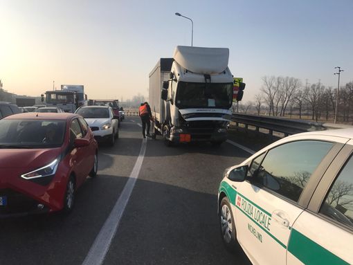 Nichelino, camion bloccato all'uscita della tangenziale manda in tilt la circolazione