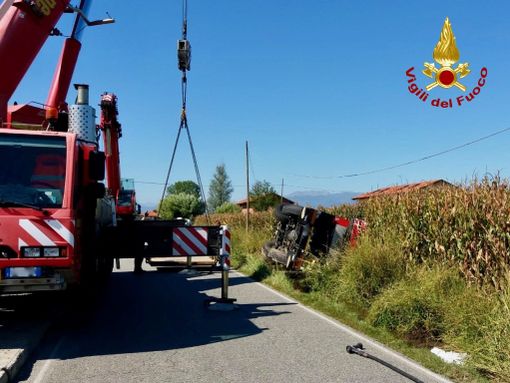 Camion si ribalta e finisce in un fossato a Mappano, in azione i Vigili del Fuoco