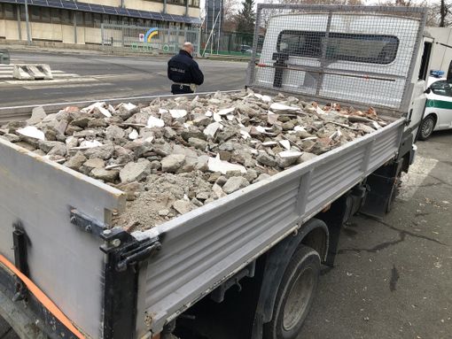 camion che trasporta macerie