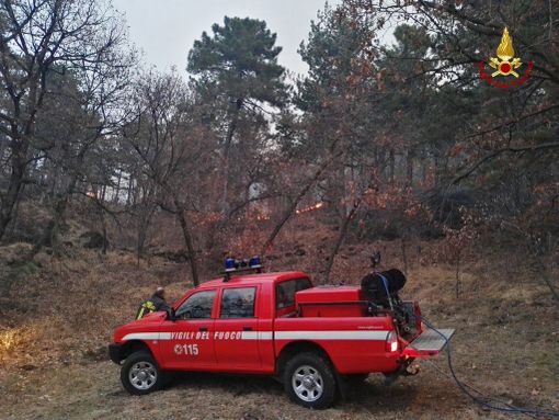 Cirie', donna minaccia di gettarsi dal tetto: carabinieri e vigili del fuoco la fanno desistere Cirie', donna minaccia di gettarsi dal tetto: carabinieri e vigili del fuoco la fanno desistere
