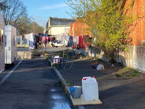 Campeggio abusivo di nomadi in via Monteverdi, multe da 5 mila euro Campeggio abusivo di nomadi in via Monteverdi, multe da 5 mila euro