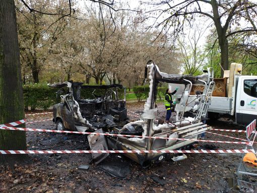 Camper in fiamme in Lungo Dora Colletta, salvi i due occupanti Camper in fiamme in Lungo Dora Colletta, salvi i due occupanti
