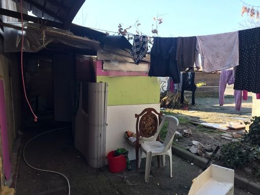 Acqua e luce gratis al campo nomadi, i rom non pagano le bollette: buco da centinaia di migliaia di euro in Strada Aeroporto Acqua e luce gratis al campo nomadi, i rom non pagano le bollette: buco da centinaia di migliaia di euro in Strada Aeroporto