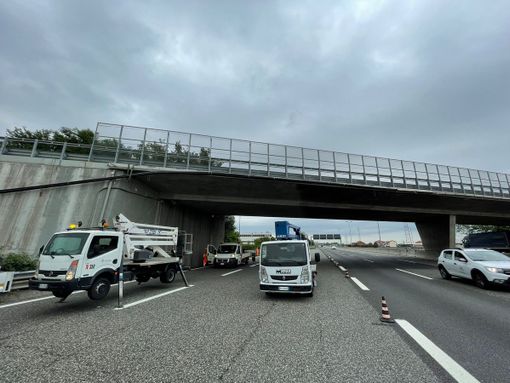 auto in coda e specchietto retrovisore auto in coda e specchietto retrovisore