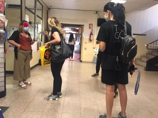 Caos anagrafi, torinesi sballottati da un ufficio all’altro: “Abbiamo bisogno di un documento” [VIDEO]