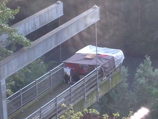 Una capanna abusiva nei giardini lungo Dora dell'area ex Paracchi