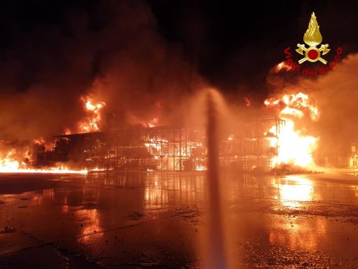 Paura nella notte a Rosta: rogo in un capannone che contiene sostanze chimiche