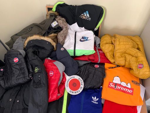 Mercato Foroni, la polizia municipale sequestra 39 capi di abbigliamento e 5.420 marchi contraffatti Mercato Foroni, la polizia municipale sequestra 39 capi di abbigliamento e 5.420 marchi contraffatti