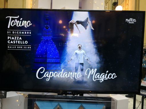 Torino punta al Guinness con il Capodanno magico: in piazza Castello 30 illusionisti e 15 mila spettatori-maghi