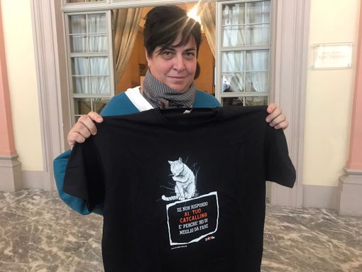 Incubo cat-calling, lo subiscono 8 donne su 10: dalla scuola parte il laboratorio anti molestie