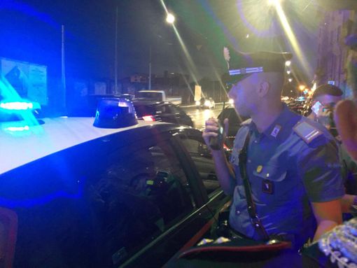 Carabiniere si arrampica al secondo piano e soccorre un'anziana Carabiniere si arrampica al secondo piano e soccorre un'anziana