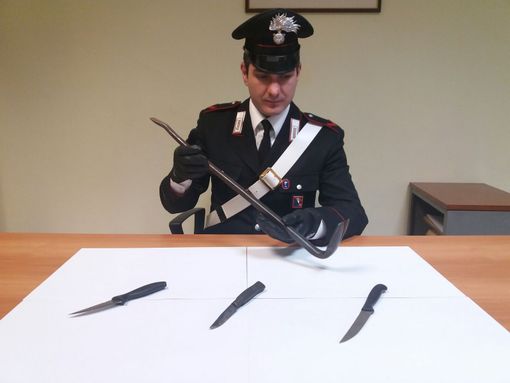Si aggirano con coltelli e piede di porco: denunciati a Pavone Canavese (VIDEO) Si aggirano con coltelli e piede di porco: denunciati a Pavone Canavese (VIDEO)