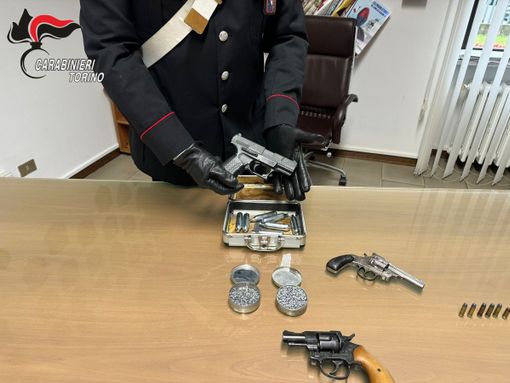 carabiniere che mostra pistole carabiniere che mostra pistole