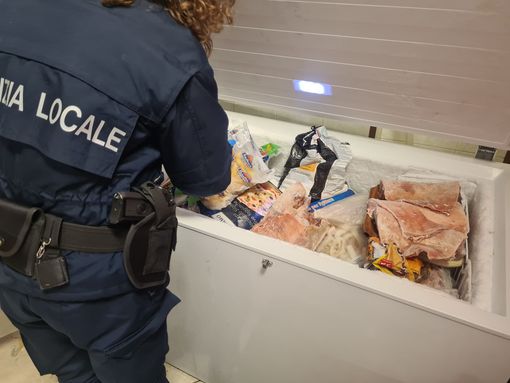 Cibo mal conservato, la municipale sequestra 90 kg di carne e pesce in un ristorante giapponese