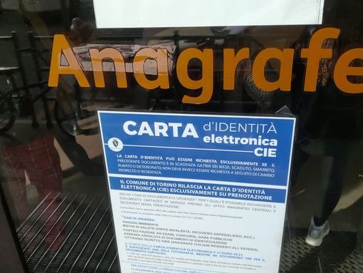 Torino, "bagarini" della carta identità elettronica: la Città li scopre e li blocca Torino, "bagarini" della carta identità elettronica: la Città li scopre e li blocca