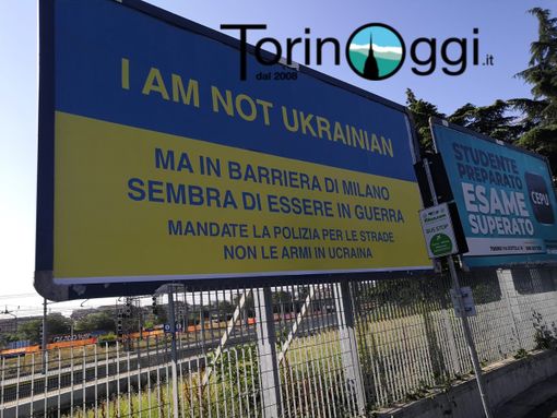 Cartello su sfondo della bandiera ucraina