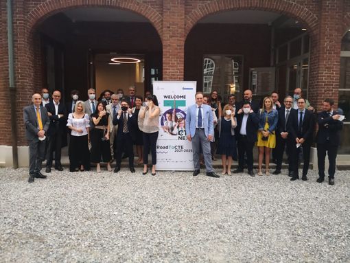 persone schierate in un cortile