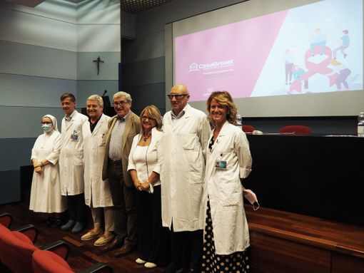 medici riuniti in un'aula magna