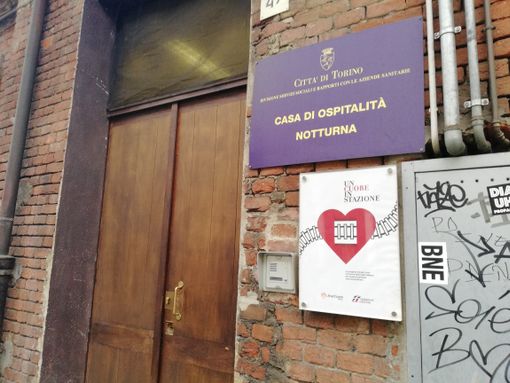 Aumentano i clochard nelle case di ospitalità notturna di Torino, ma per strada c'è chi "raccoglie" 300 euro al giorno