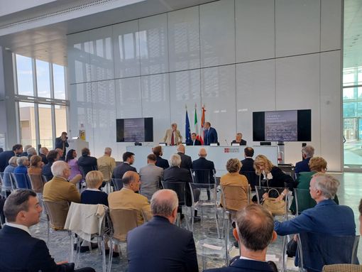 Incontro in sala Trasparenza con persone in piedi Incontro in sala Trasparenza con persone in piedi