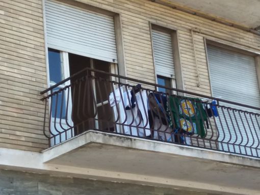 Inquilini misteriosi in un edificio di via Veglia: i cittadini chiedono chiarimenti