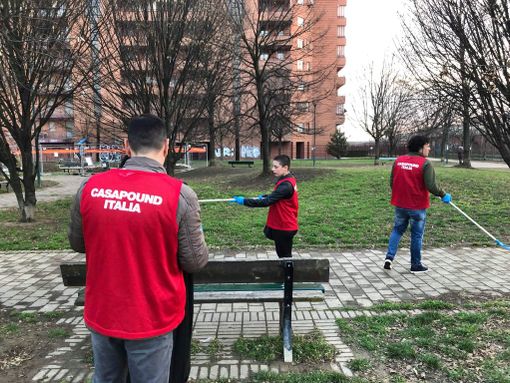 CasaPound pulisce il giardino di via Muratori CasaPound pulisce il giardino di via Muratori