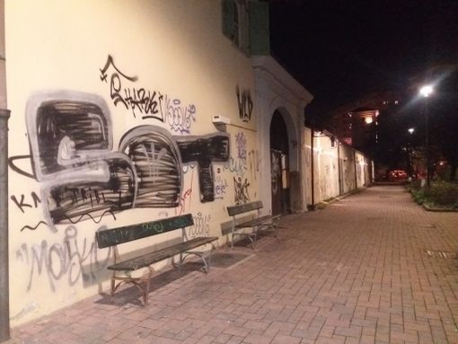 Il triste degrado della Cascina Giajone: scritte e muri cadenti a trent'anni dal restauro Il triste degrado della Cascina Giajone: scritte e muri cadenti a trent'anni dal restauro