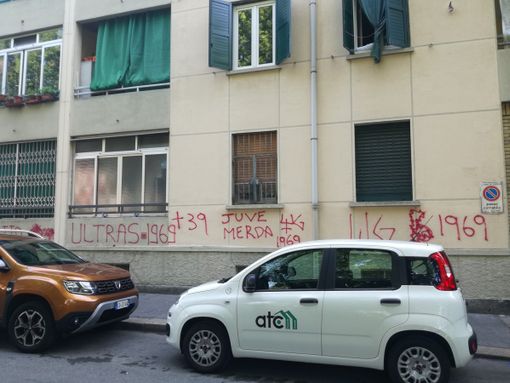 auto Atc davanti alle case popolari di via Poma auto Atc davanti alle case popolari di via Poma