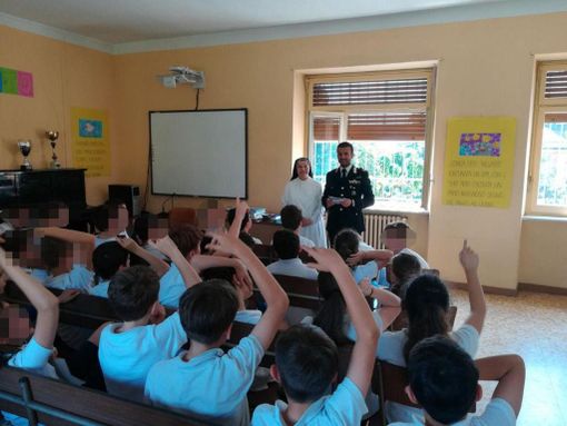 A lezione con i carabinieri per parlare di legalità A lezione con i carabinieri per parlare di legalità