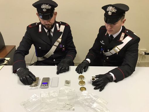 Denunciato un 20enne di Busano per droga: in casa aveva marijuana e strumenti per confezionare dosi (VIDEO)