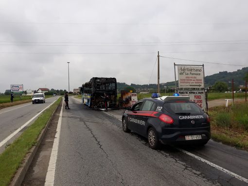 Brucia un bus nel Pinerolese: a bordo c'erano 20 studenti e un sergente degli alpini [VIDEO]